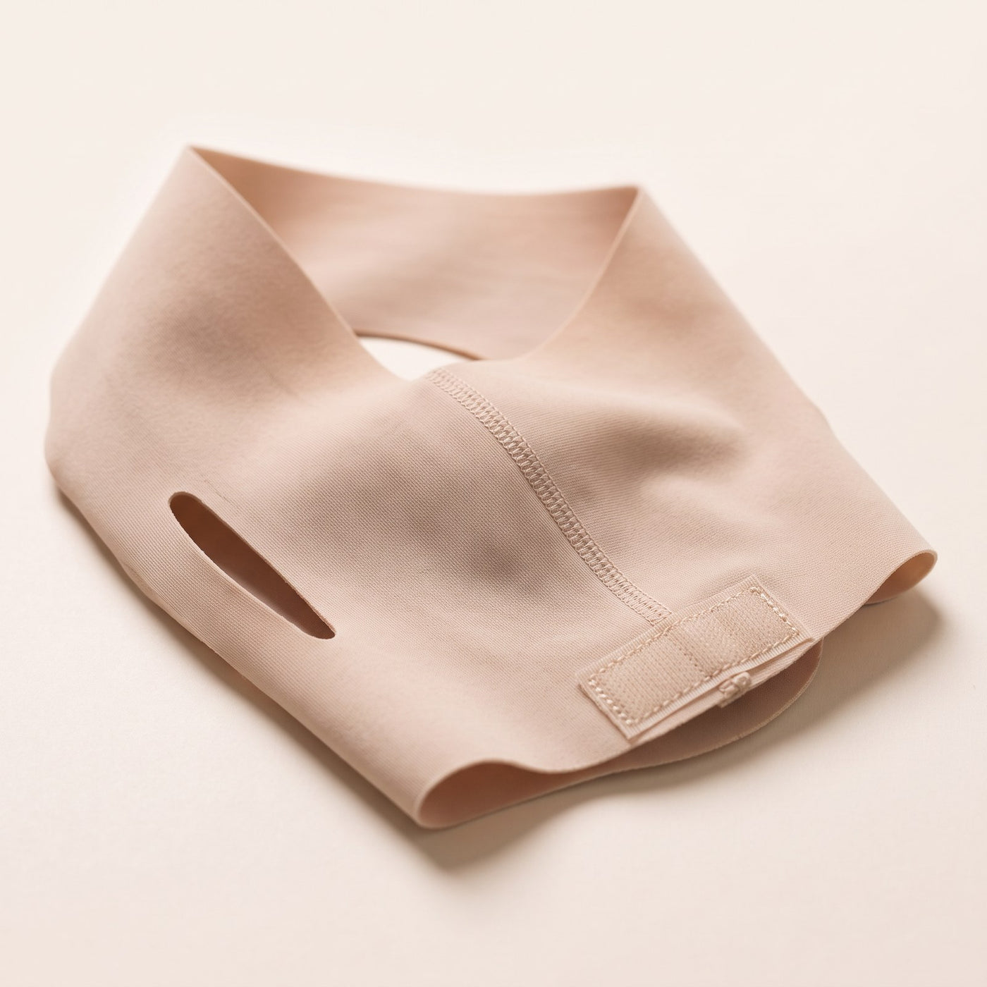 Tissu lisse, fente pour l’oreille et velcro