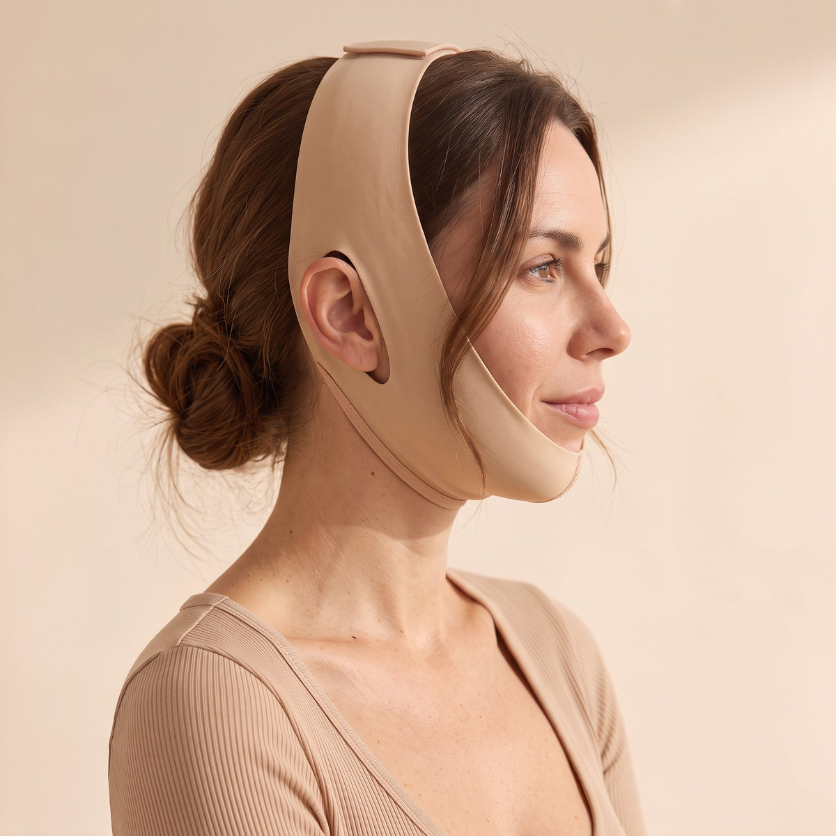 Femme de profil portant la bande visage LiftMyFace, photo d’illustration