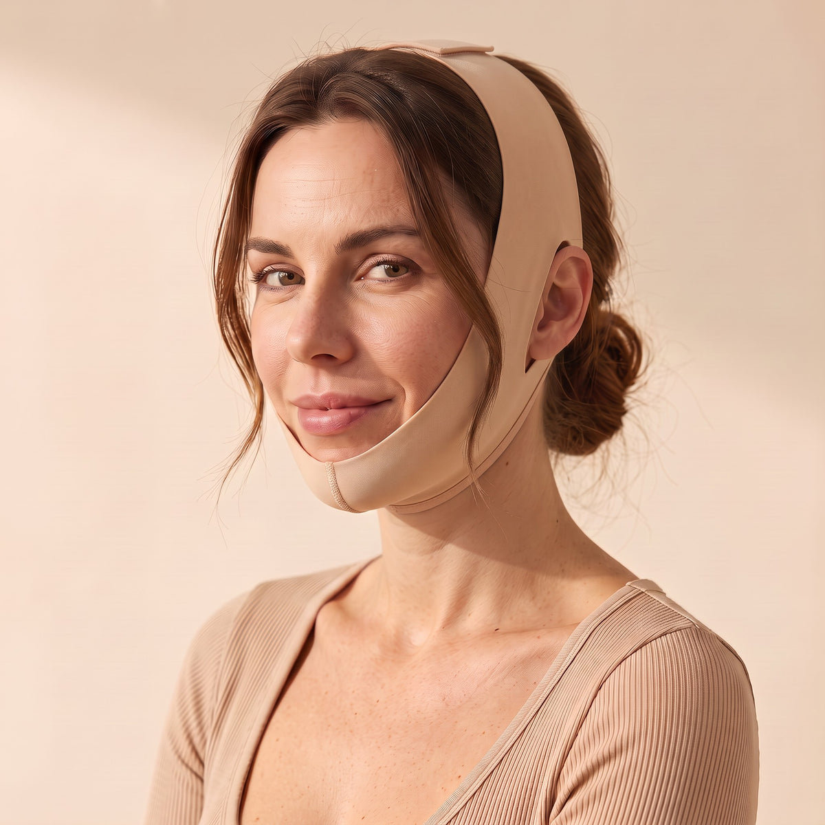 Femme portant la bande visage LiftMyFace, photo d’illustration