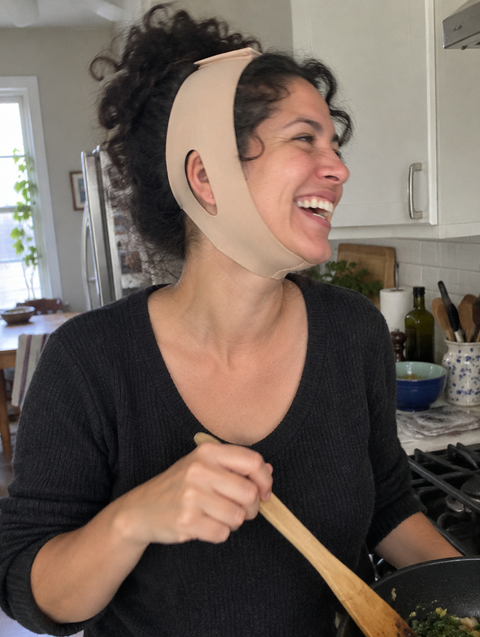 Bande visage portée à la maison, photo d'illustration